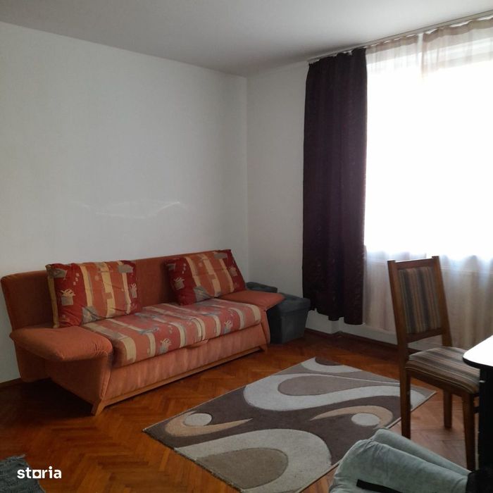 Inchiriez apartament cu 3 camere lângă Liceul Petru Rares.