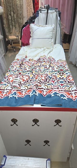 Set draperie cu pernă.draperiile sunt doar cate o bucata ,accesorizate cu rejansă.Au lățime de 150 cu înălțime de 160.
