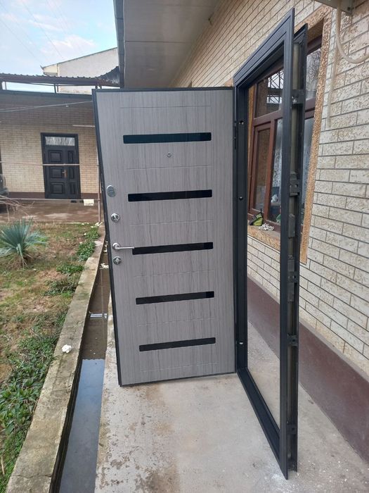 Эшик б, у сотилади холати яхши. Продаётса двер.