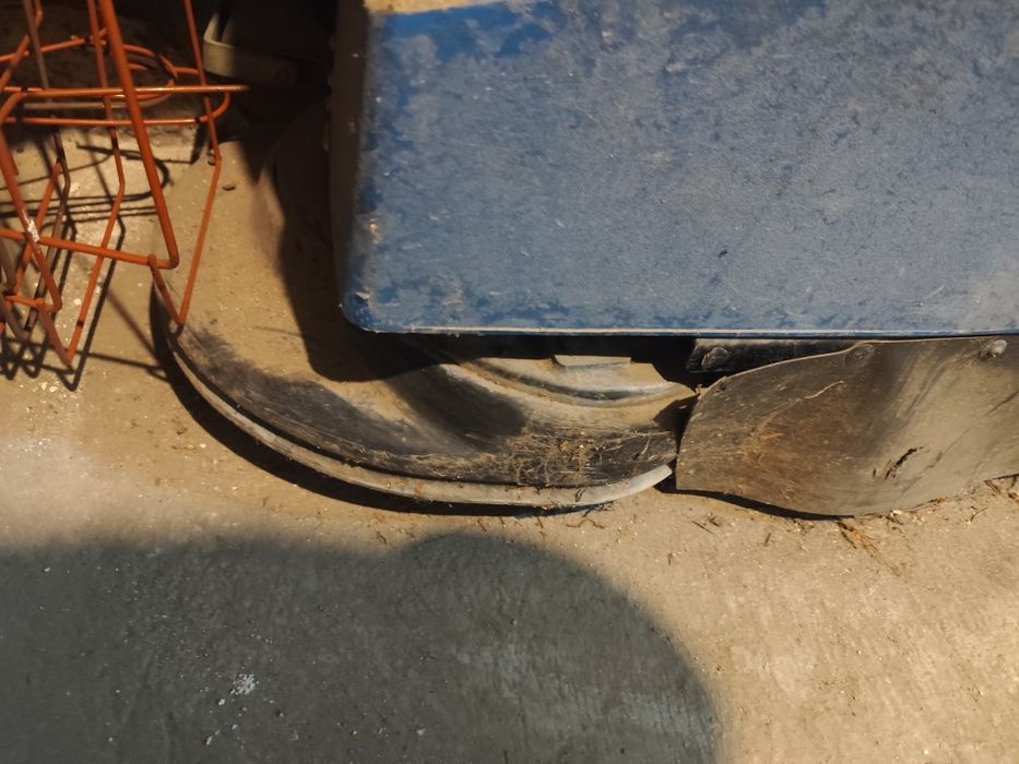 Машина за почистване на подови настилки