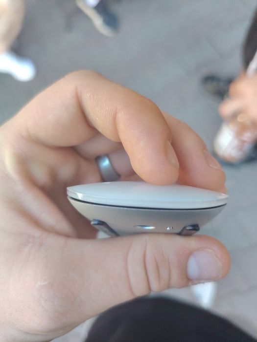 Vând maus apple puțin spart perfect funcțional