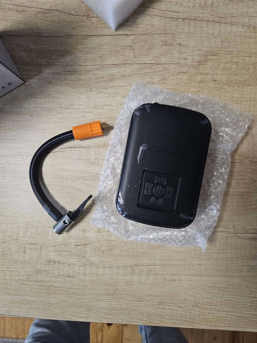 Преносима помпа/компресор за кола с презареждаща с батерия