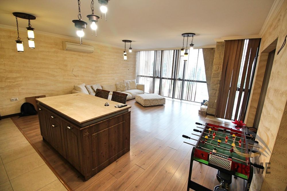 Дава се под наем Двустаен апартамент в Бургас, Център - 100 кв.м за 700 € - Снимка #1