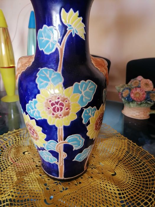 Керамична ваза със слънчогледи