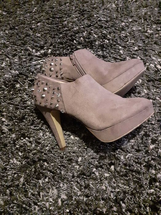 Елегантни дамски обувки и маратонки.
 Различни модели и размери.