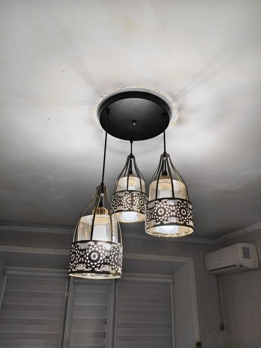 Продам люстру и светильник.