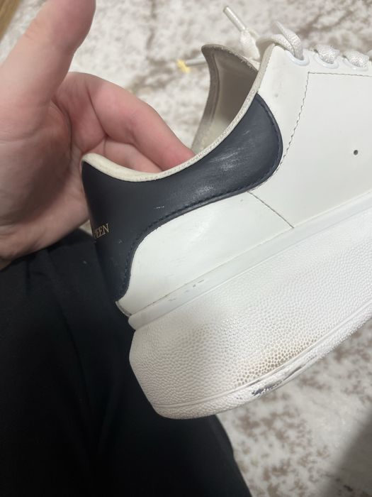 adidasi Alexander McQueen purtati cu urme de uzura