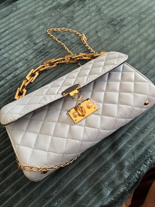 Дамска чанта с верижна дръжка