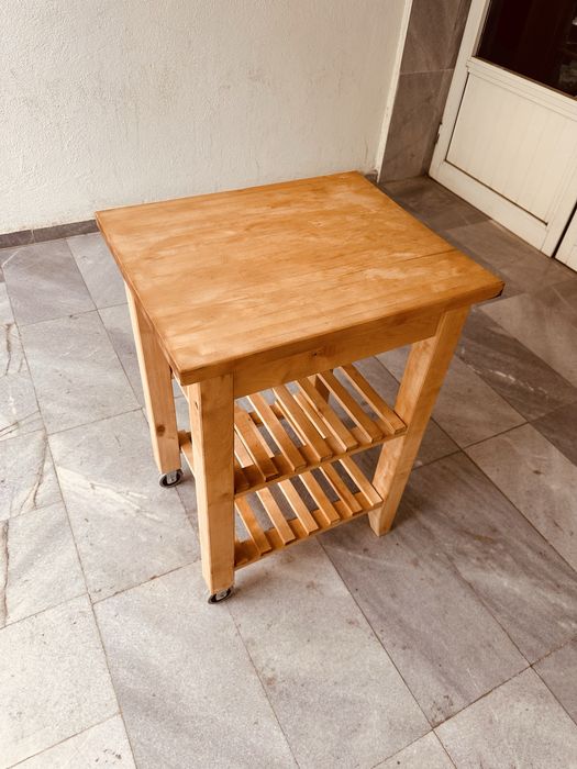 Масивна кухненска количка с butcher block плот (за рязане)