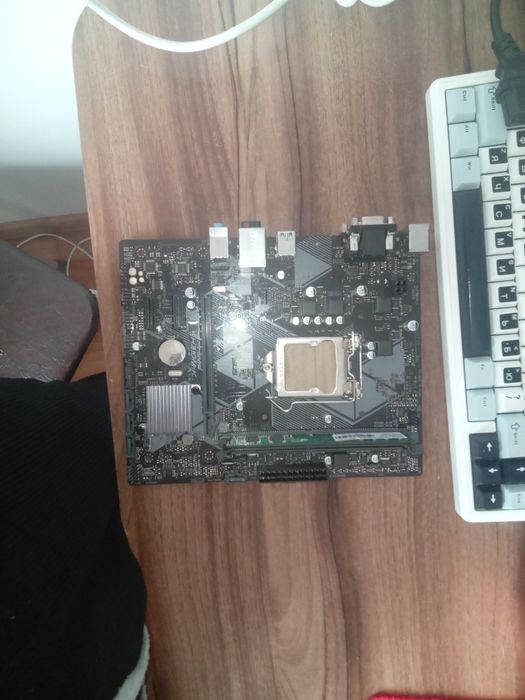 Продаётся материнская плата Asus 1151v2