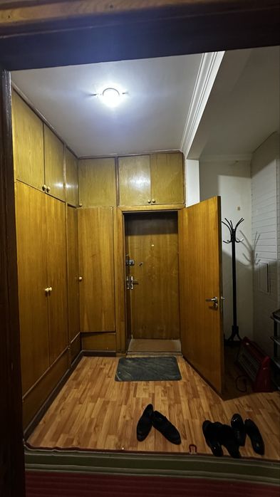 Konditsioner Kir moshina Gaz plita Shkaf va Krovatla stulla sotiladi