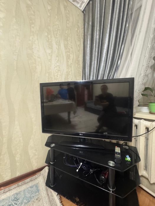 Телевизор LG с подставкой