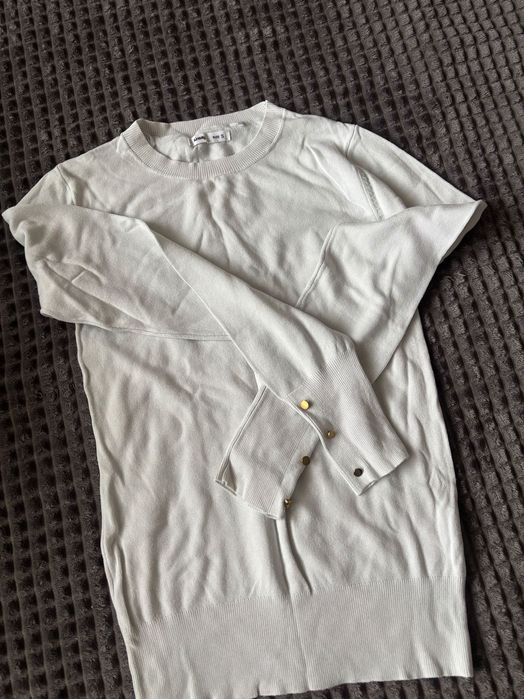 Бяла блузка с копчета на ръкавите