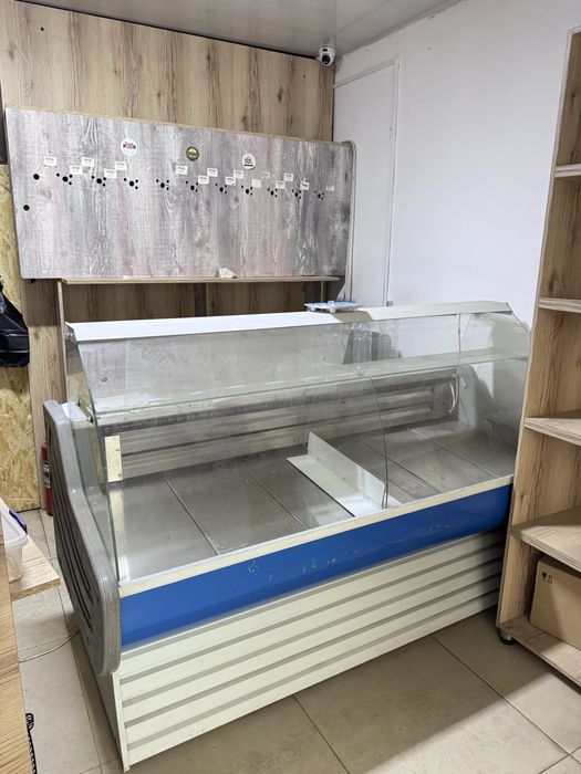 Продам витринные холодильники, наружная надпис