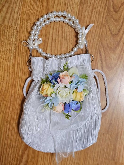 Бяла чантичка с цветя