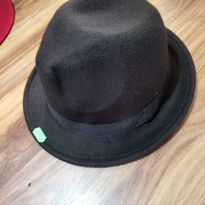 Дамски и мъжки официални шапки