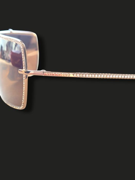 Луксозни слънчеви очила VALENTINO – златен дизайн с камъни – UV защита