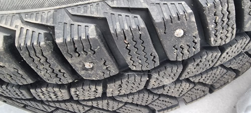 Шины зимние с шипами комплект