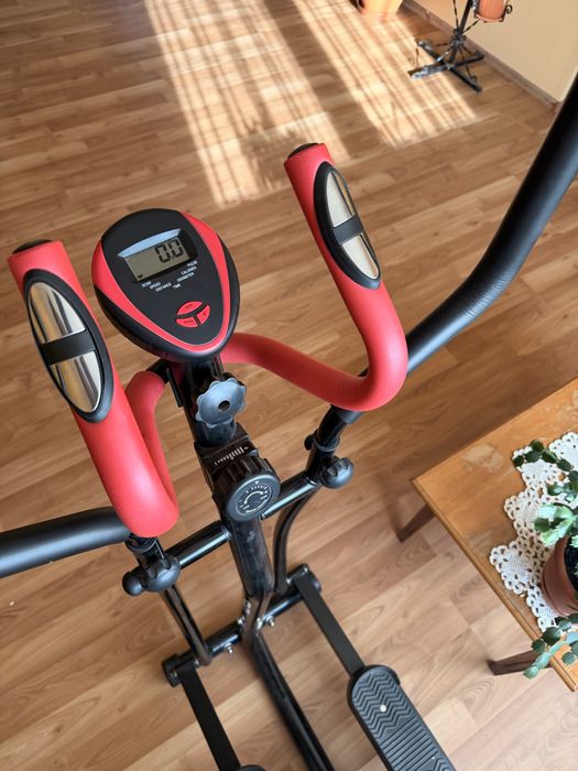 Eliptică fitness (cross trainer) – stare foarte bună, cu display și puls