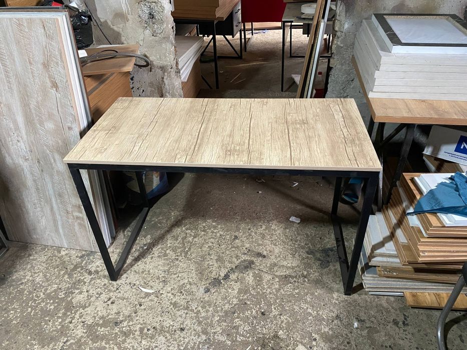 Stol loft parta sotiladi oʻlchamlari 120/60 balandligi 75
