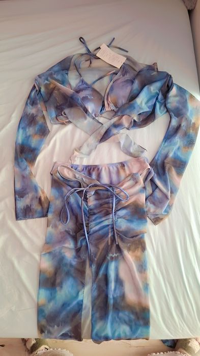 Продавам нов бански от 4 части и блузка дантела