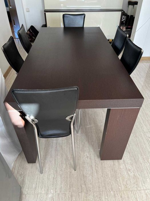 Masa din lemn masiv cu 6 scaune. Dimensiuni 1,80/90