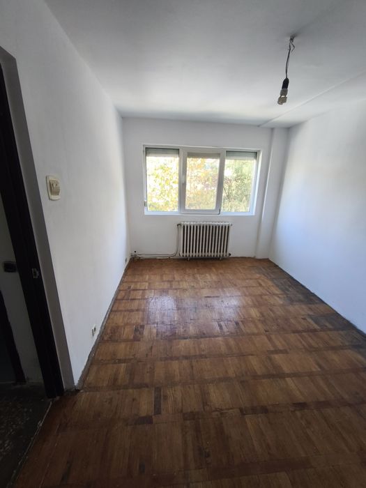Vând apartament cu 3 camere în Govândari, Reșița – 69 mp, vedere spre Bârzava, zonă liniștită