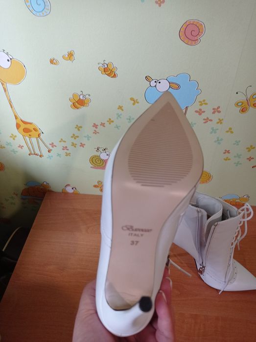 Продам белые ботильоны