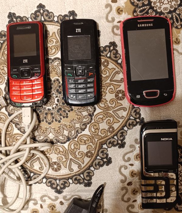 Старые сотовые телефоны