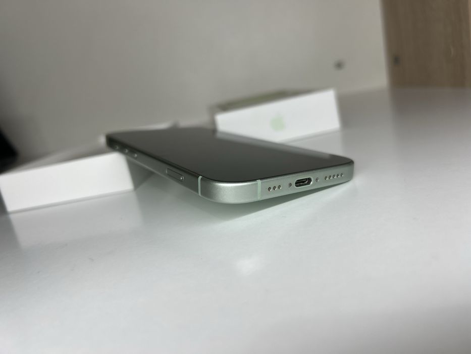 Iphone 15 green.