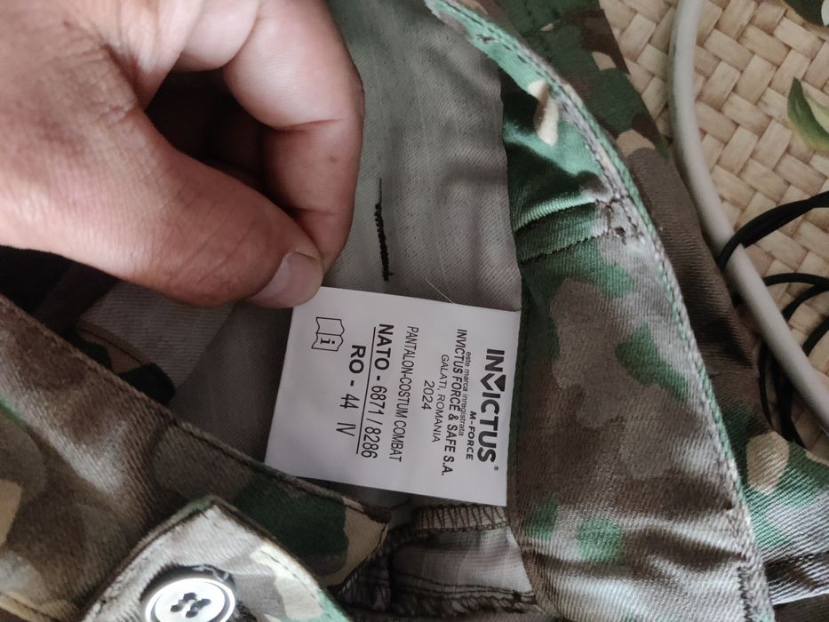 Vând uniformă militară