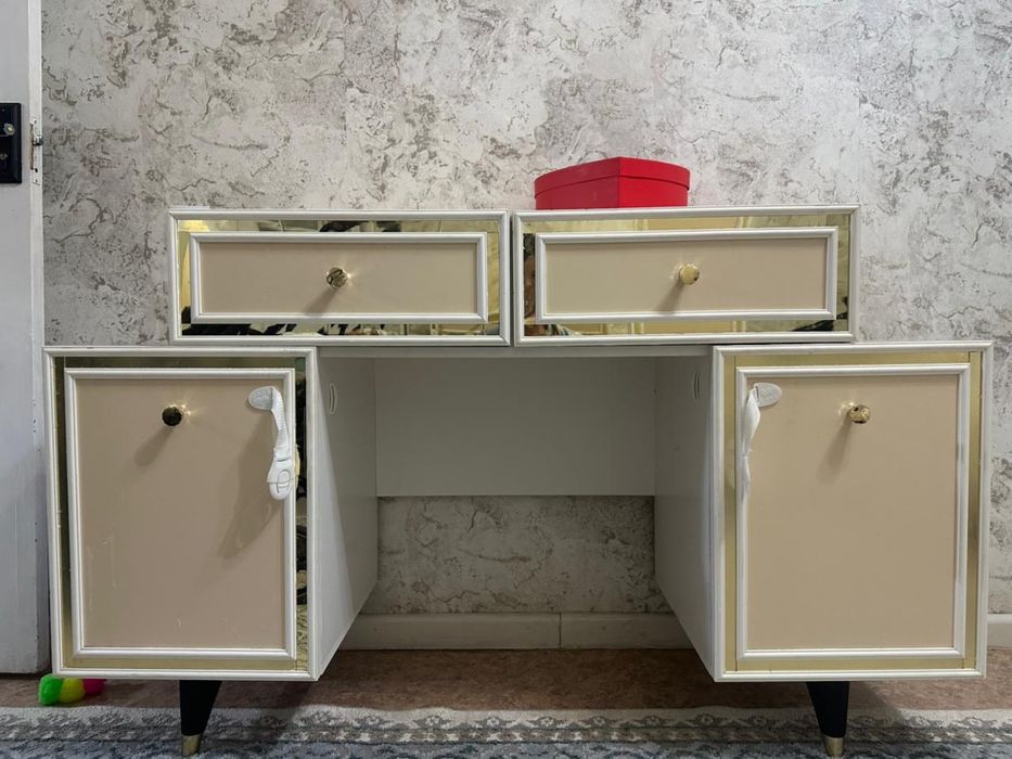 Тумбочка с зеркалом…..