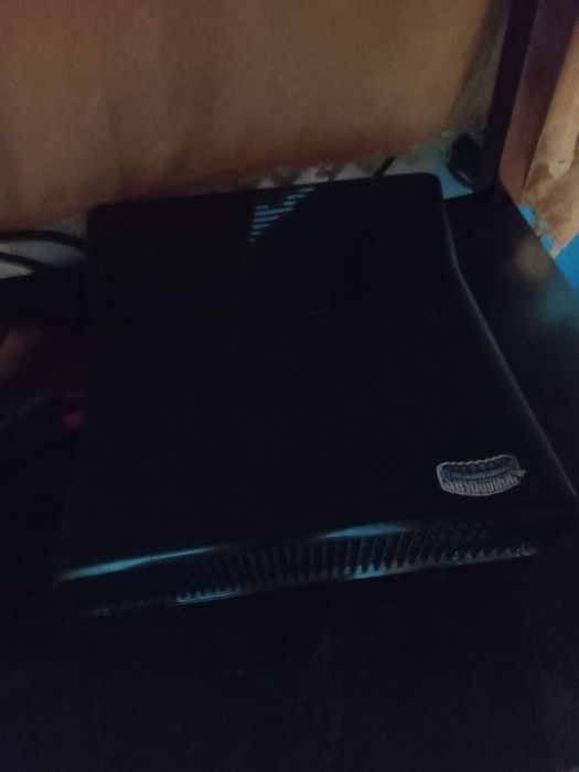 Vand xbox360 cu 3 manete 2 de xbox si 1 de ps 2-3 eu i dau ca nu mai ma joc pe el are 10 jocuri instalte pe el, il a de la un prieten +Hdmi