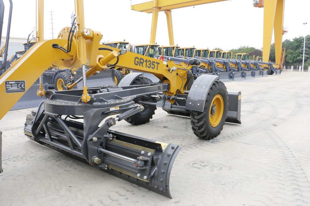 Autogreder nou XCMG GR135T, 12 t , lama fata / centrala / scarificator