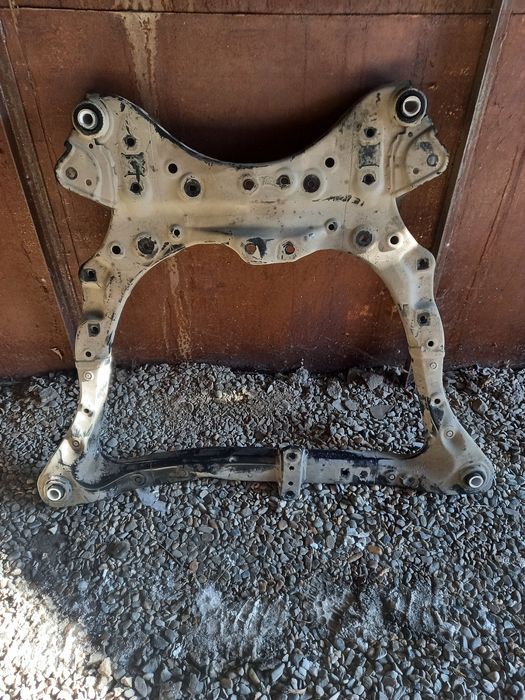 Передняя балка  на тойота камри