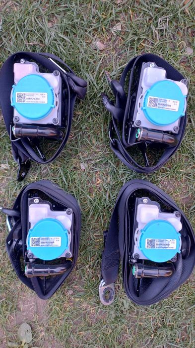 Set 4 centuri siguranta Toyota Yaris Cross , defecte ( blocate )