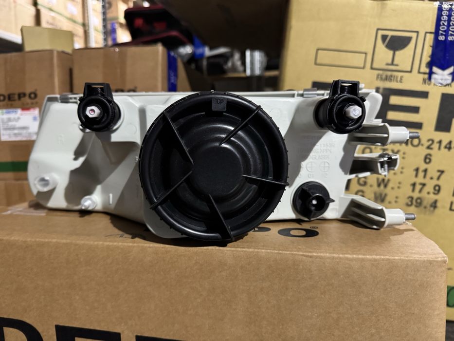 Фары на Mitsubishi Carisma