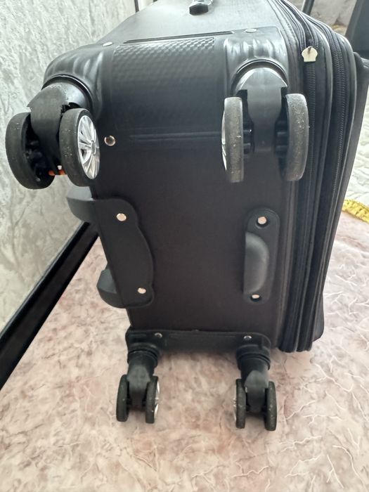 Продам  большой чемодан