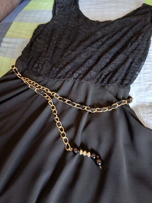 Rochie neagră elegantă din dantelă cu lanț auriu – S-M