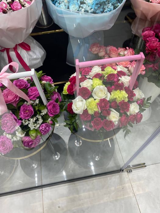 Savatli gullar korzinkali gullar tabiiy atirgul