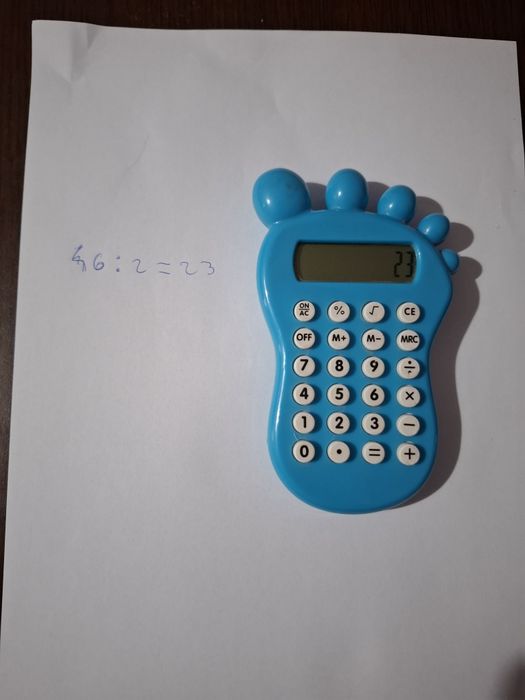 Calculator de birou in forma de picior - Gadget util si amuzant