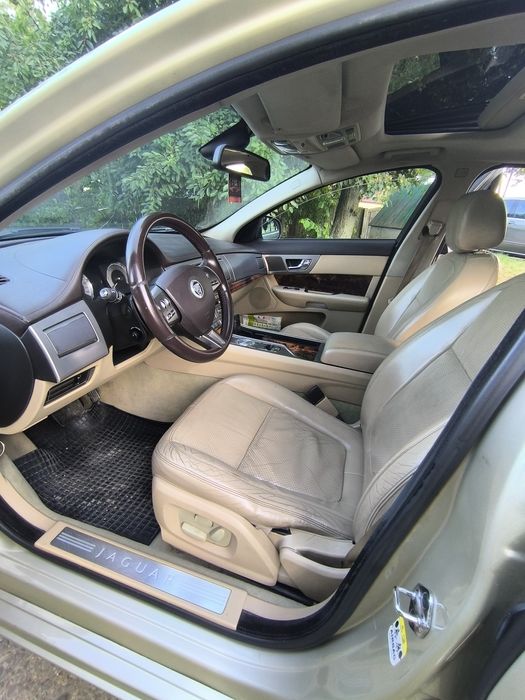 Vând sau Dezmembrez *Jaguar XF*