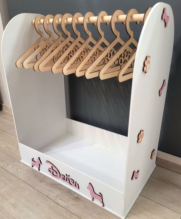 Дървена закачалка за кучешки дрешки.