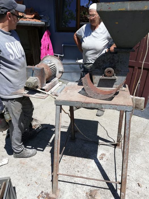 Vand Centeifuga , Butoaie si o moara de cereale.
Centrifuga pentru sto