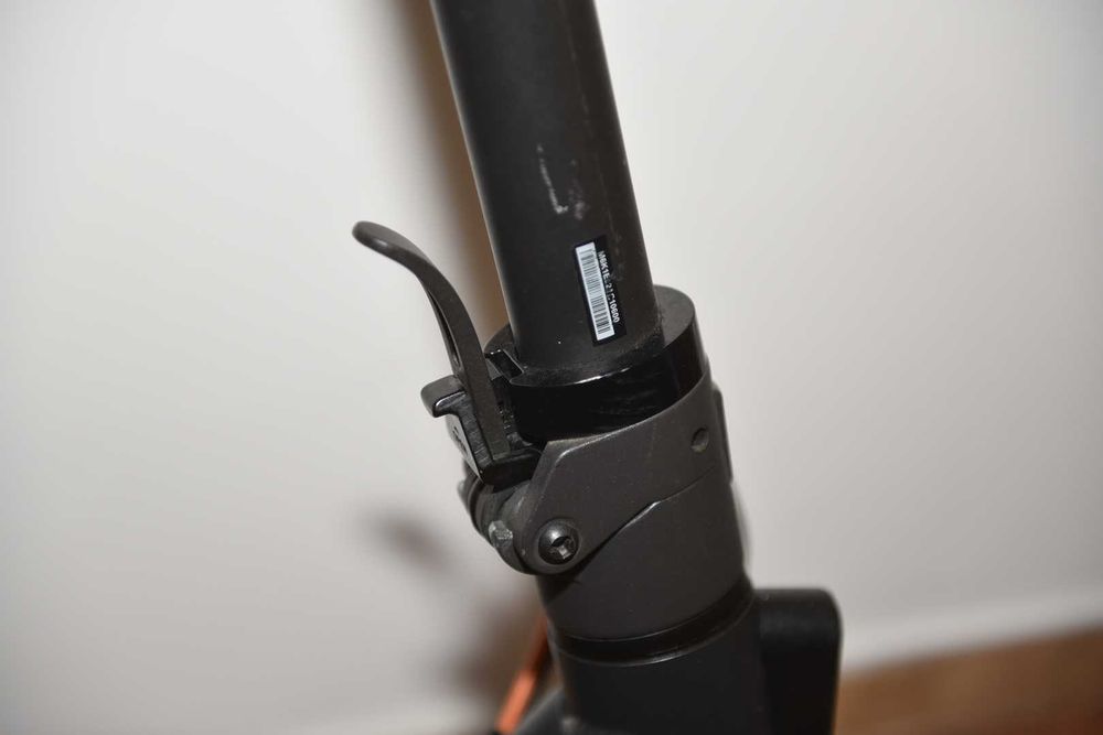 Продавам Segway-Ninebot F40I – с мигачи, гуми 10", отлично състояние