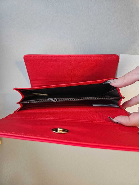 Червено портмоне