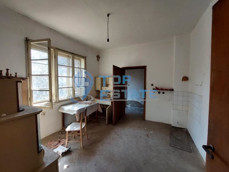 Двуетажна тухлена къща на центъра на село Церова кория, област Велико