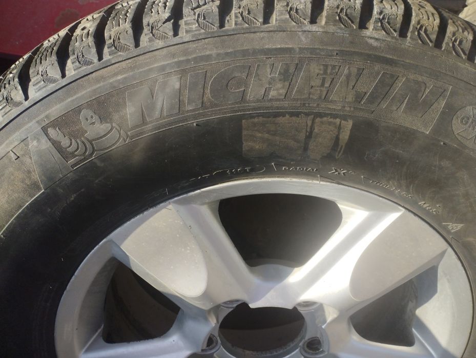 Продам комплект резины на титанках