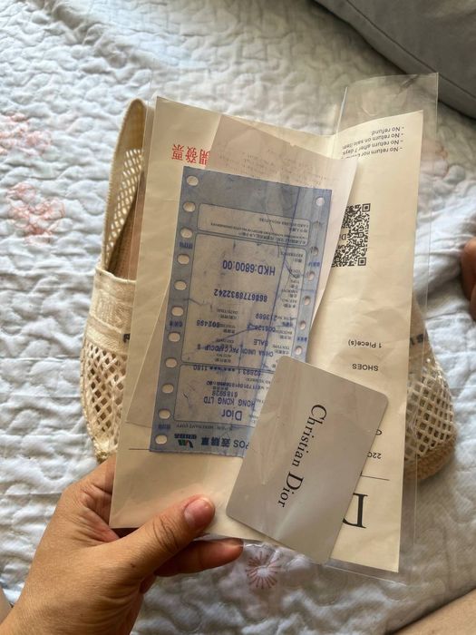 Dior oyoq kiyim sotiladi