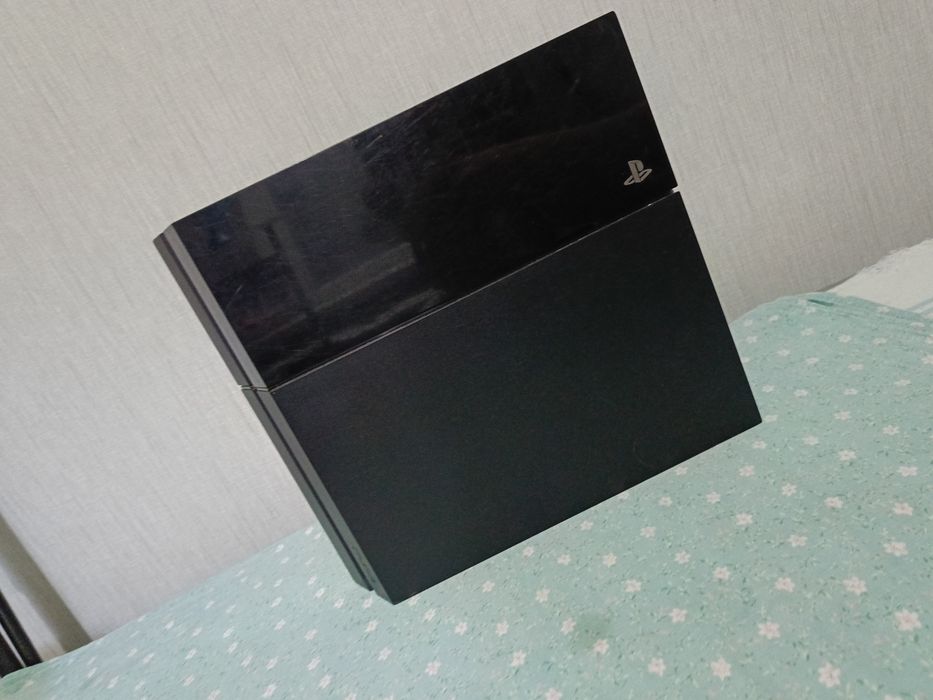 Продаю Sony PlayStation 4
